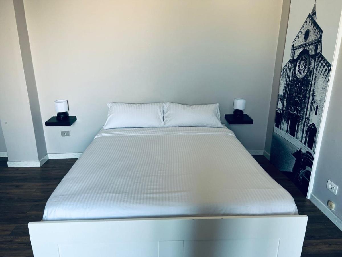Central Station Apartment Бари Экстерьер фото